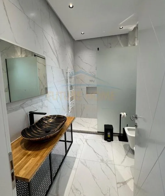 Tirane, jepet me qera Vile 2 Katshe Kati 2, 119 m² 900 € (fresku)