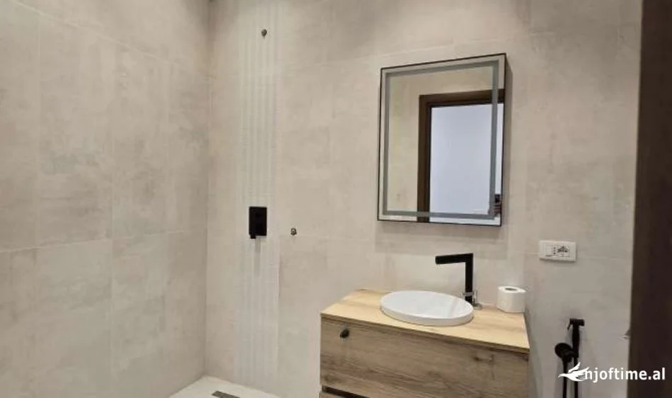 Tirane, jepet me qera zyre Kati 3, 101 m² 700 € (prane Kompleksit Square 21)