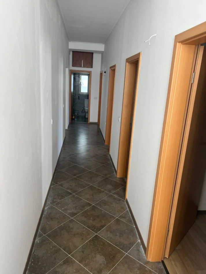Tirane, shitet Vile 3+1 Kati 3, 530 m² 650.000 € (Liqeni Thate)
