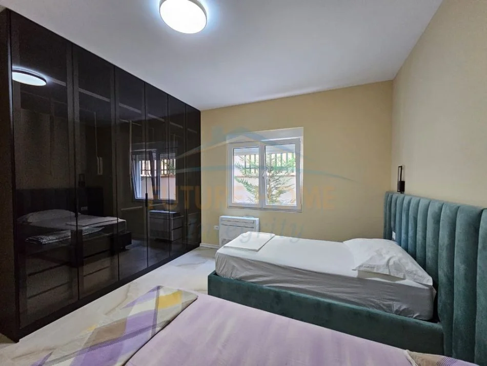 Tirane, jepet me qera apartament 2+1+2+Parkim Kati 1, 155 m² 100.000 Leke ( te reja) (Pallati i Brigadave)