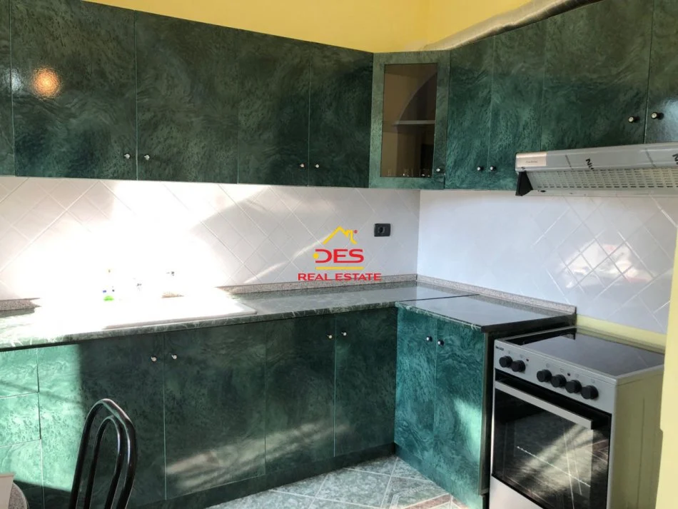 Vlore, jepet me qera shtepi 2+1+Ballkon Kati 2, 110 m² 400 € (Rruga Irfan Shehu)