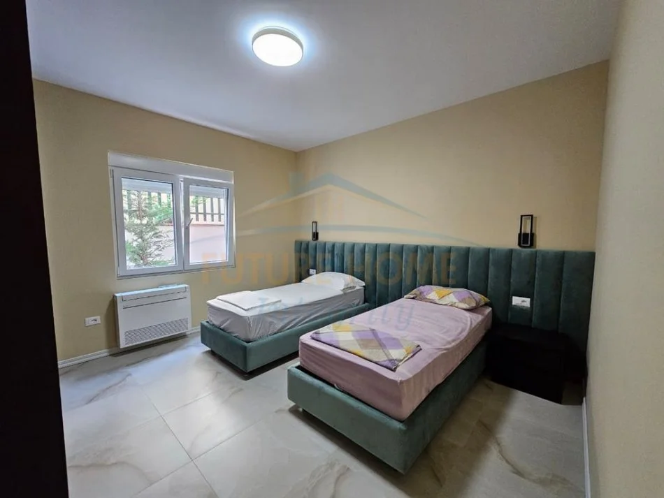 Tirane, jepet me qera apartament 2+1+2+Parkim Kati 1, 155 m² 100.000 Leke ( te reja) (Pallati i Brigadave)