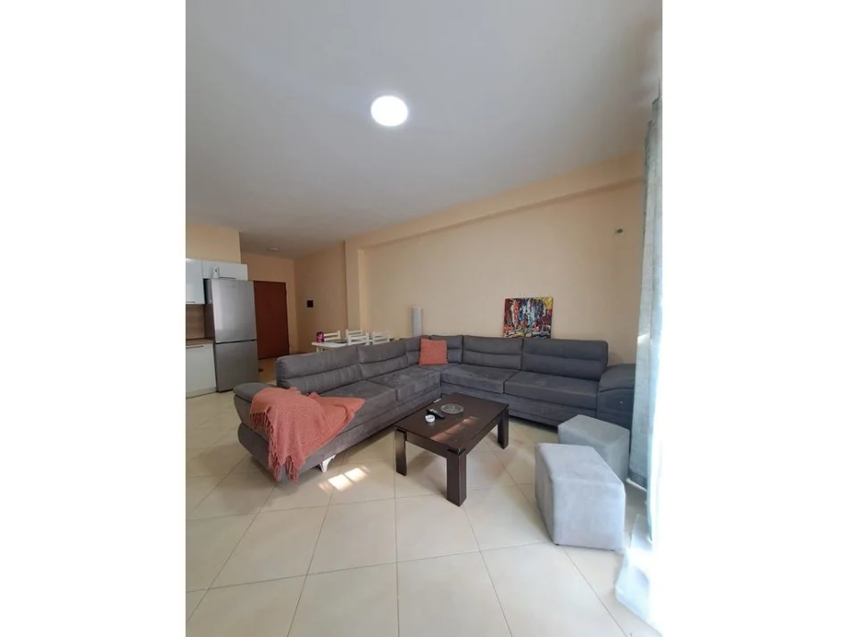 Tirane, jepet me qera 2+1 Kati 4, 84 m² 580 € 