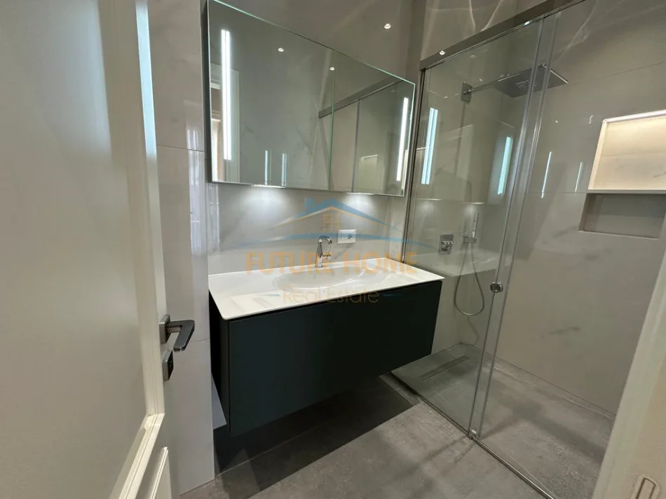Tirane, jepet me qera apartament+verande | Penthouse 2+1 Kati 8, 117 m² 1.500 € (Kompleksi Delijorgji)
