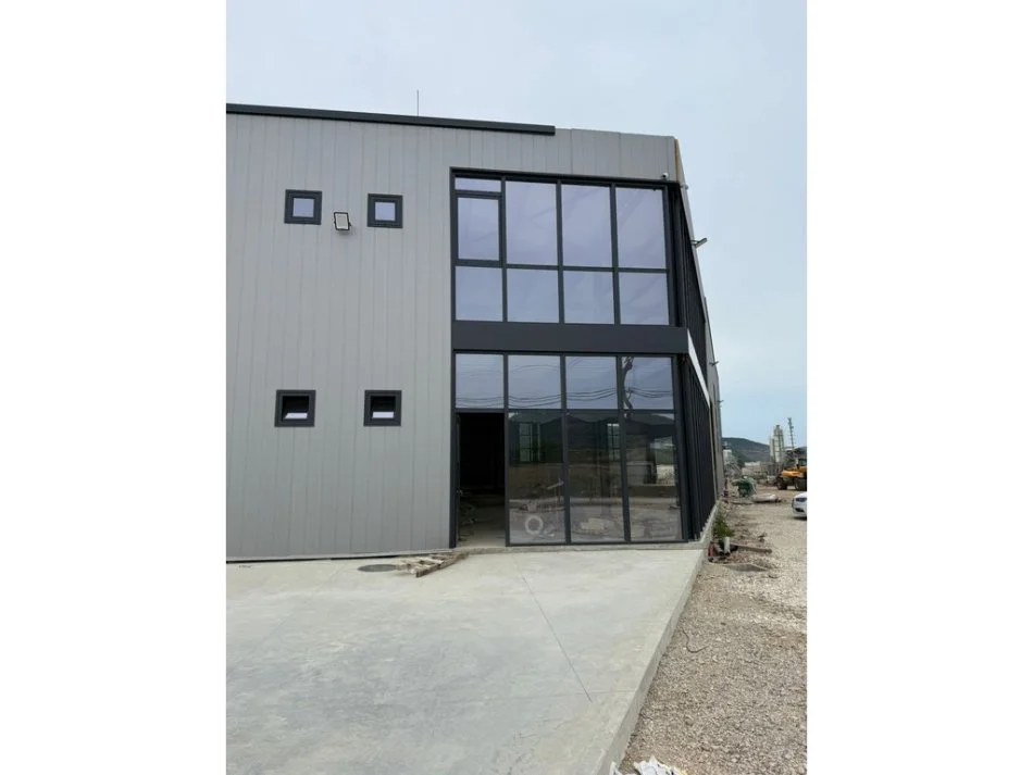 Tirane, jepet me qera ambjent biznesi , 4.900 m² 4.000 € 