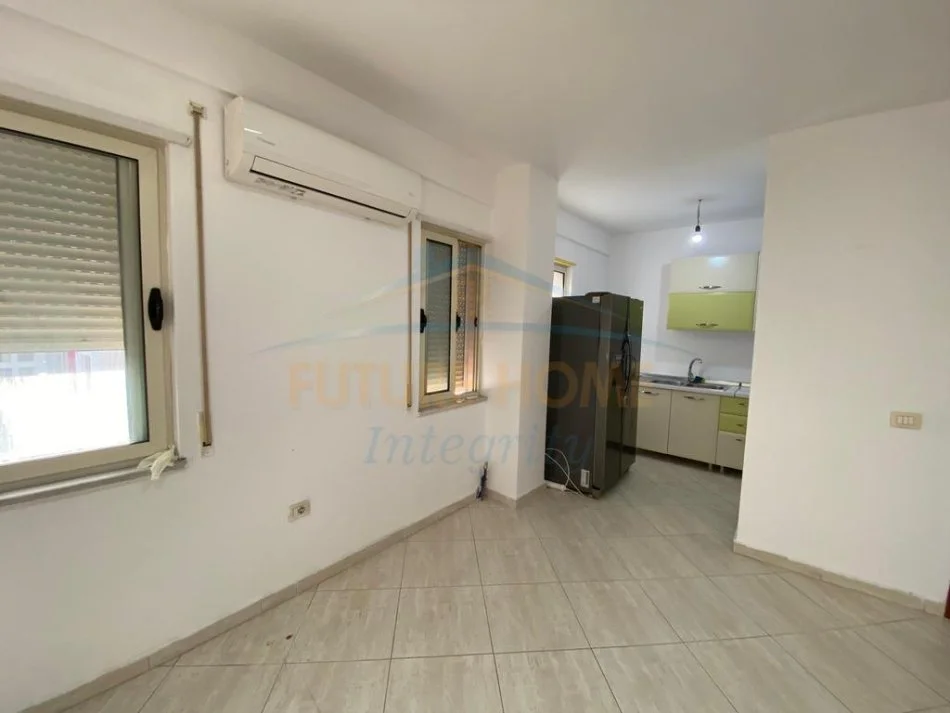Tirane, jepet me qera apartament per Zyra 2+1+Ballkon Kati 7, 97 m² 620 € (Bulevardi i Ri)