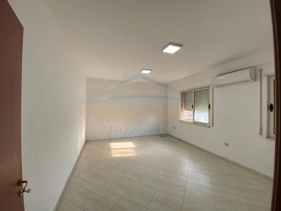 Tirane, jepet me qera apartament per Zyra 2+1+Ballkon Kati 7, 97 m² 620 € (Bulevardi i Ri)