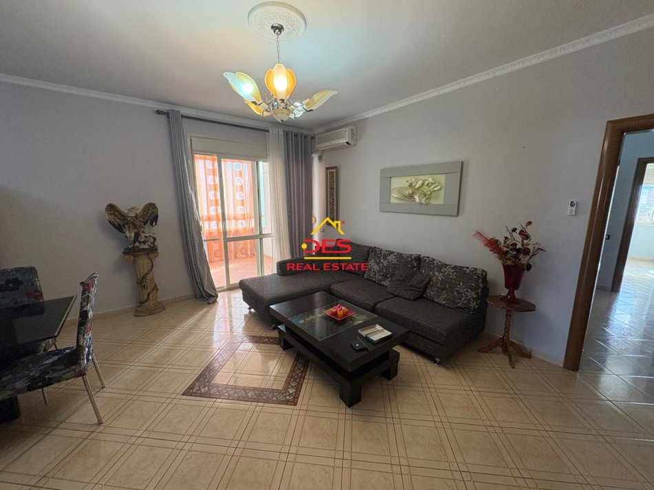 Vlore, jepet me qera apartament 2+1+Ballkon Kati 7, 110 m² 450 € (Rruga Zaho Koka)