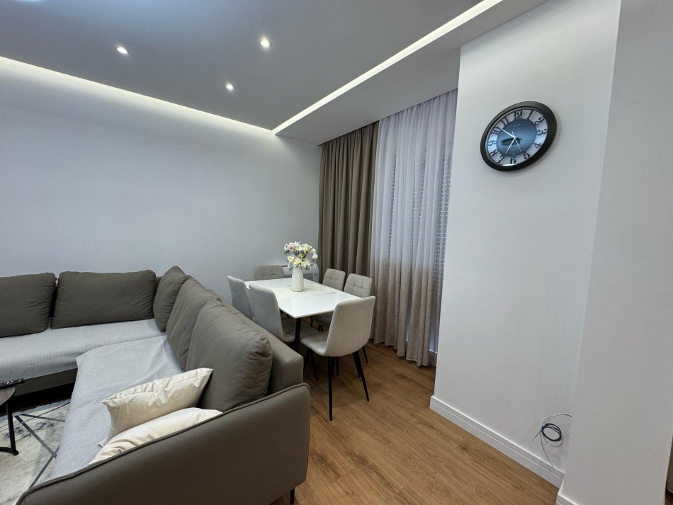Tirane, jepet me qera apartament 2+1 Kati 7, 92 m² 800 € (Rruga 5 Maji)