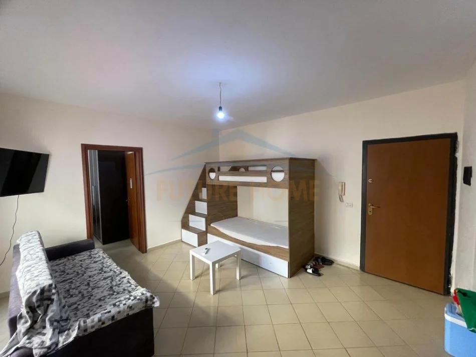 Durres, jepet me qera apartament 1+1+Ballkon Kati 4, 53 m² 300 € (Shkembi Kavajes)