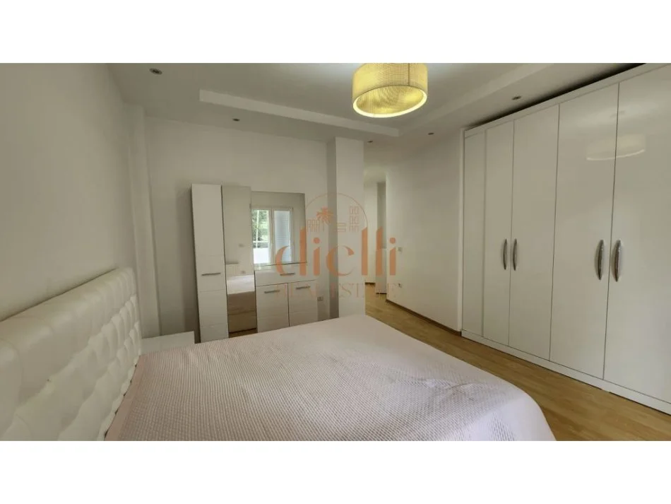 Tirane, jepet me qera apartament 2+1+Ballkon Kati 2, 1.100 € (Rruge Elbasanit)