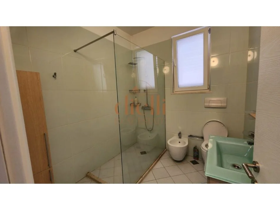 Tirane, jepet me qera apartament 2+1+Ballkon Kati 2, 1.100 € (Rruge Elbasanit)