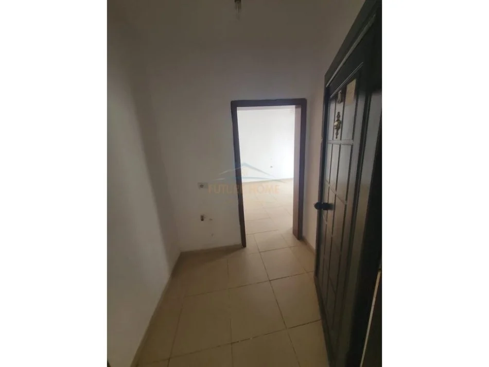 Pogradec, jepet me qera garsonier 1+1 Kati 0, 20 m² 100 € (Rruga e Korces)