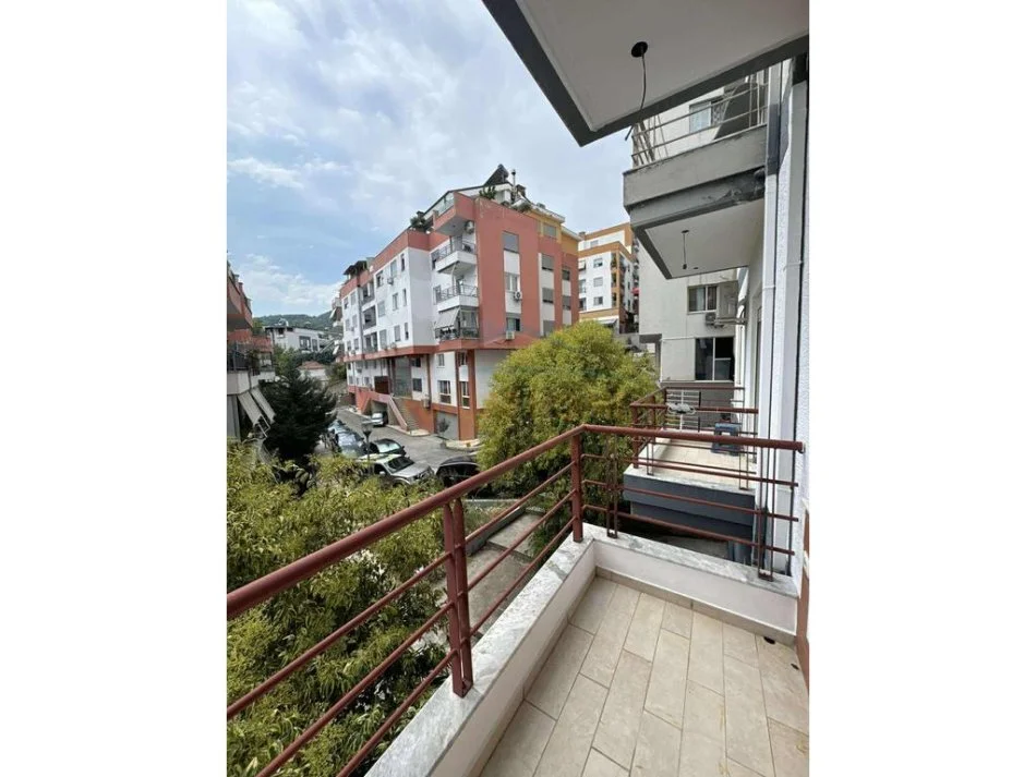 Tirane, jepet me qera apartament 1+1 Kati 2, 71 m² 600 € 