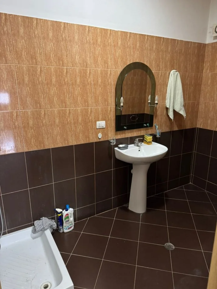 Tirane, jepet me qera apartament 1+1+Ballkon Kati 9, 70 m² 260 € (rruga Teodor Keko)