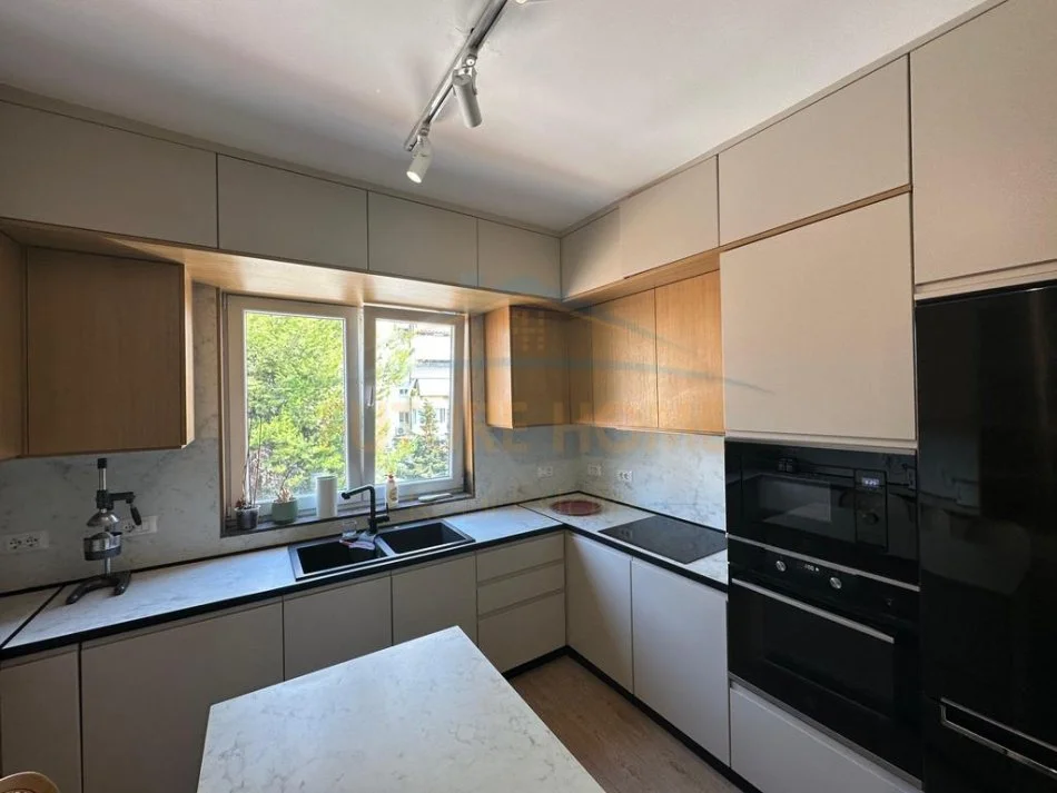 Tirane, jepet me qera apartament 2+1 Kati 4, 70 m² 700 € 