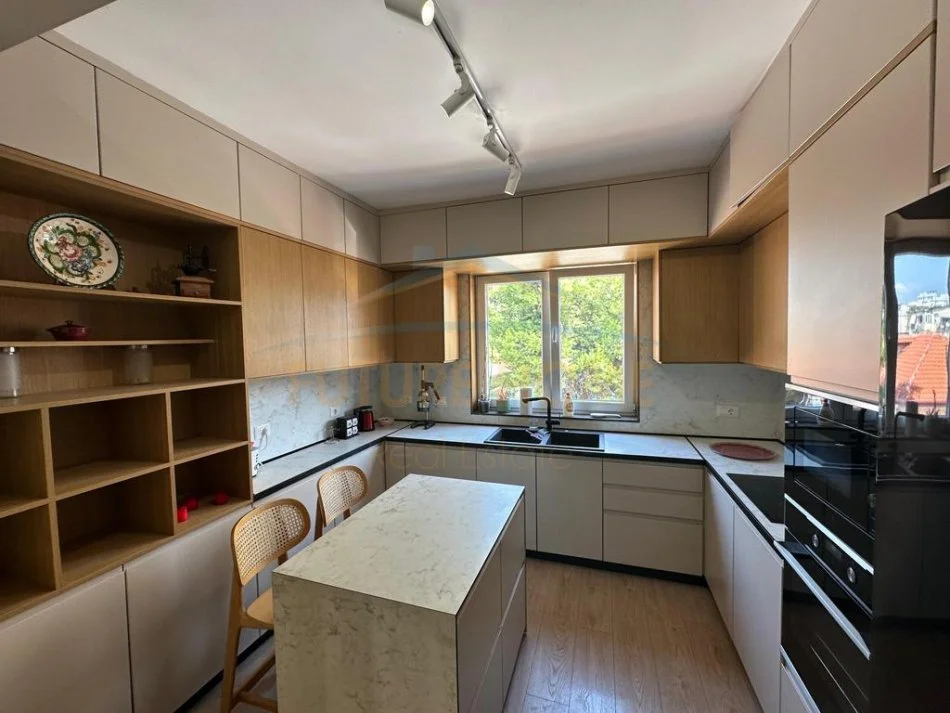 Tirane, jepet me qera apartament 2+1 Kati 4, 70 m² 700 € 