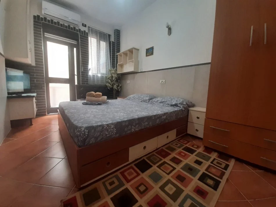 Tirane, jepet me qera apartament 1+1 Kati 1, 50 m² 440 € (Rruga Gjon Milli (VR007))