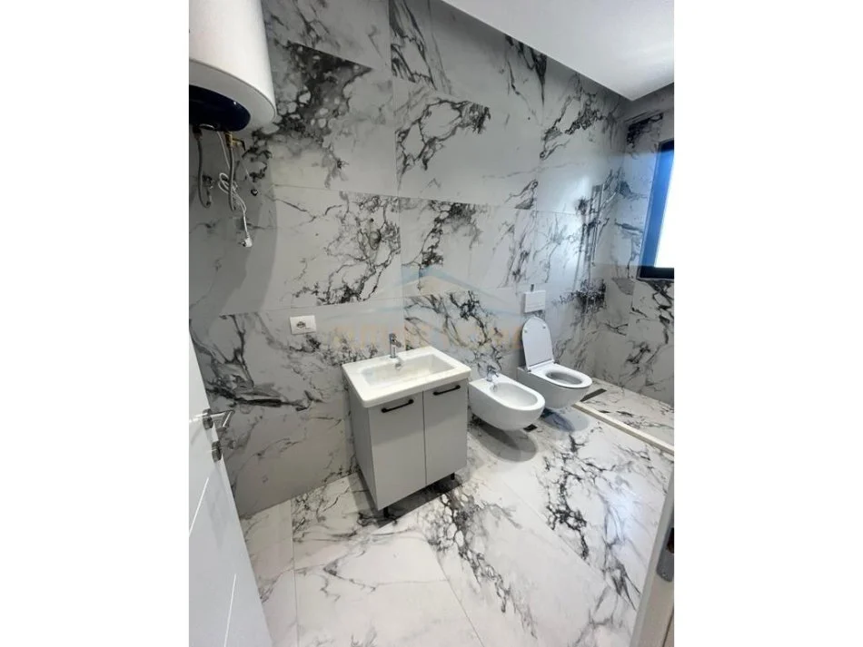 Tirane, jepet me qera apartament 2+1+2+Post Parkimi, Kati 6, 106 m² 800 €