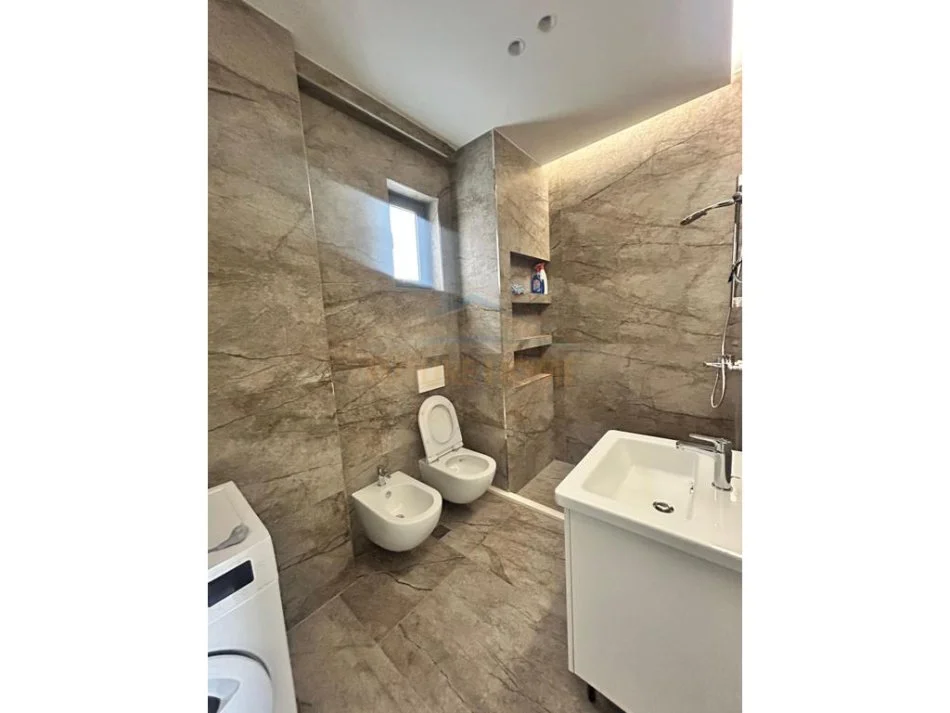 Tirane, jepet me qera apartament 2+1+2+Post Parkimi, Kati 6, 106 m² 800 €