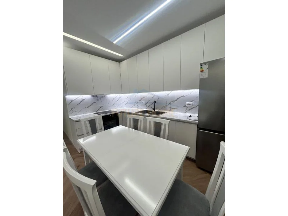 Tirane, jepet me qera apartament 2+1 Kati 6, 115 m² 800 € (ne zonen e Porcelanit, Rezidenca Erli.)