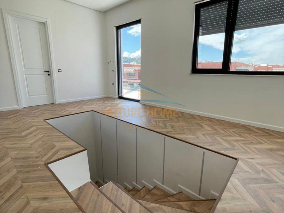 Tirane, jepet me qera zyre Kati 7, 303 m² 2.500 € (Rruga e Kavajes)