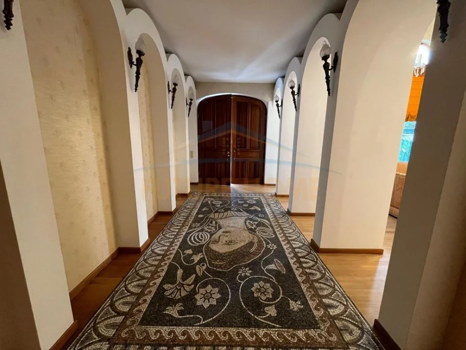 Tirane, shitet Vile 3 Katshe Kati 0, 900 m² (Medreseja)