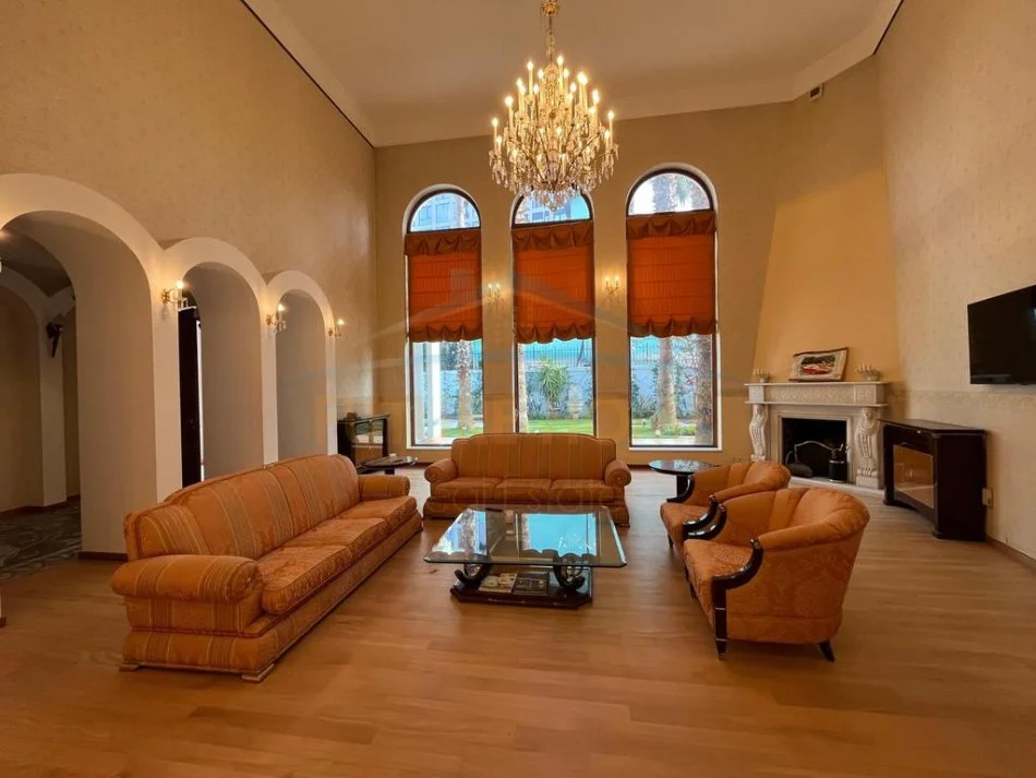 Tirane, shitet Vile 3 Katshe Kati 0, 900 m² (Medreseja)