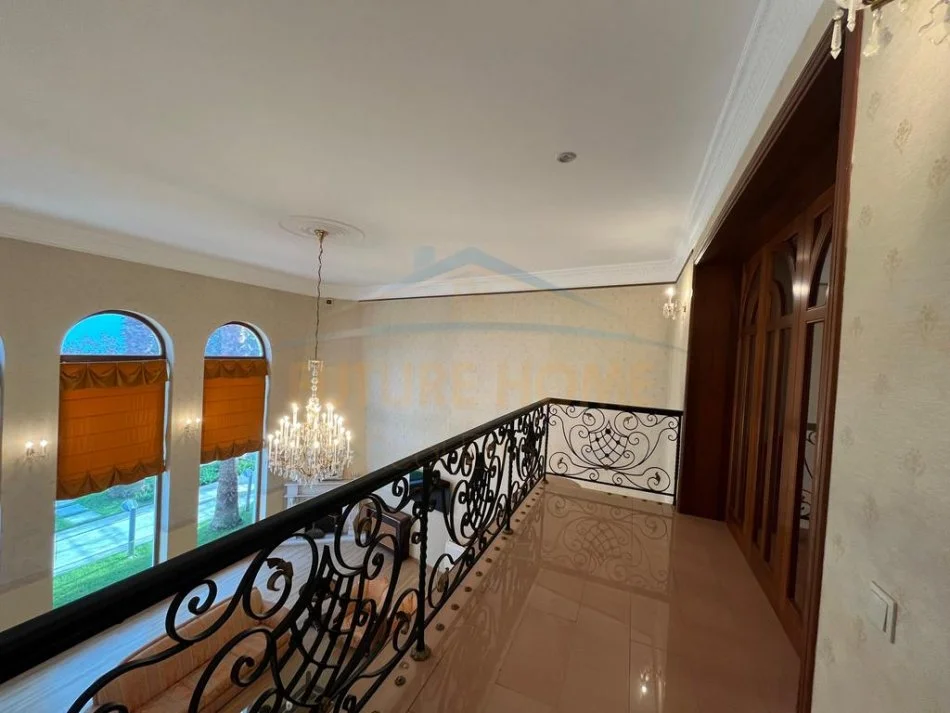 Tirane, shitet Vile 3 Katshe Kati 0, 900 m² (Medreseja)