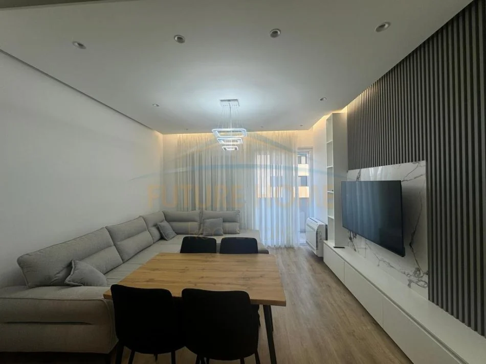 Tirane, jepet me qera apartament 2+1+Ballkon Kati 6, 80 m² 700 € (Don Bosko)