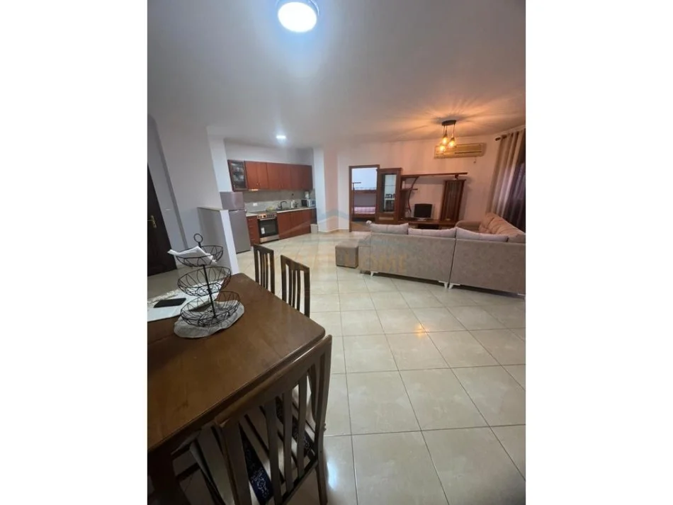 Tirane, jepet me qera 2+1 Kati 9, 116 m² 670 € 