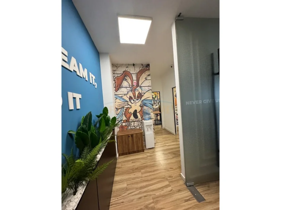 Tirane, jepet me qera zyre Kati 1, 211 m² 2.000 € (Unaza e re)