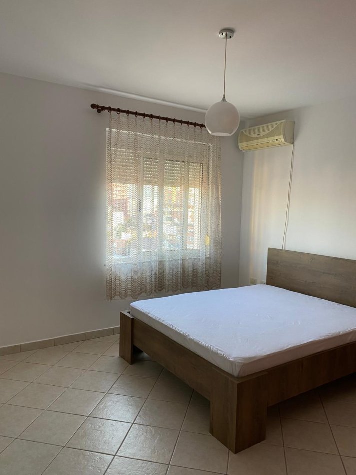 Tirane, jepet me qera apartament 2+1 Kati 7, 650 € (Prane Ambasades Gjermane)