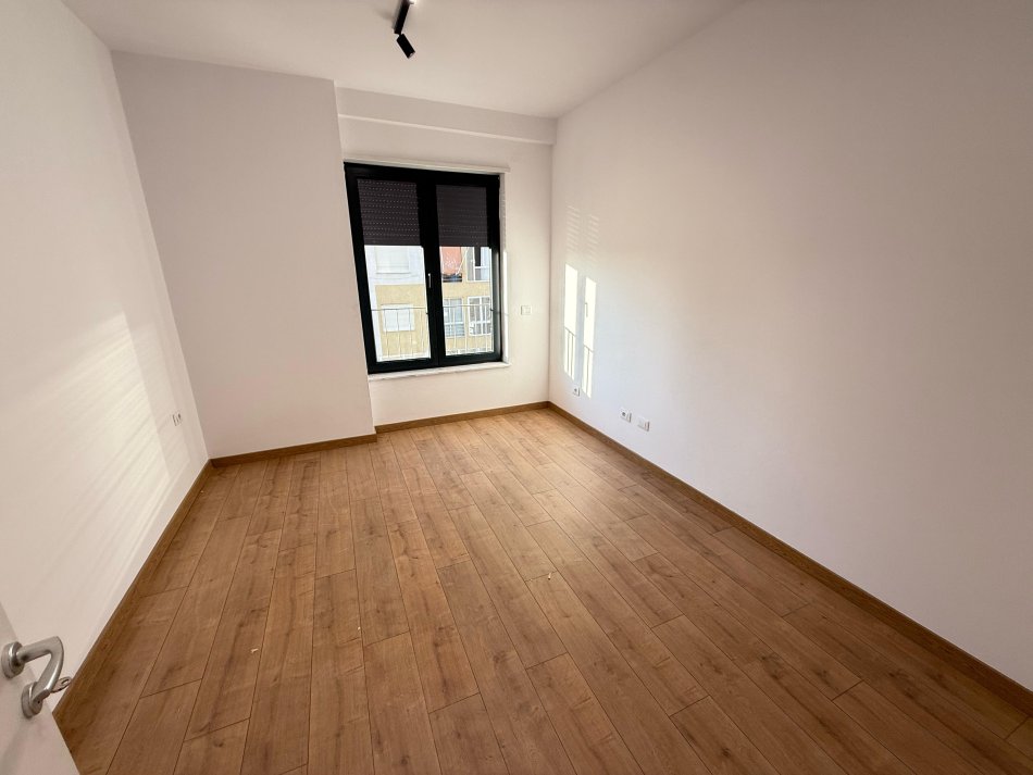 Tirane, jepet me qera apartament 2+1 Kati 2, 90 m² 600 € (stacioni i trenit)