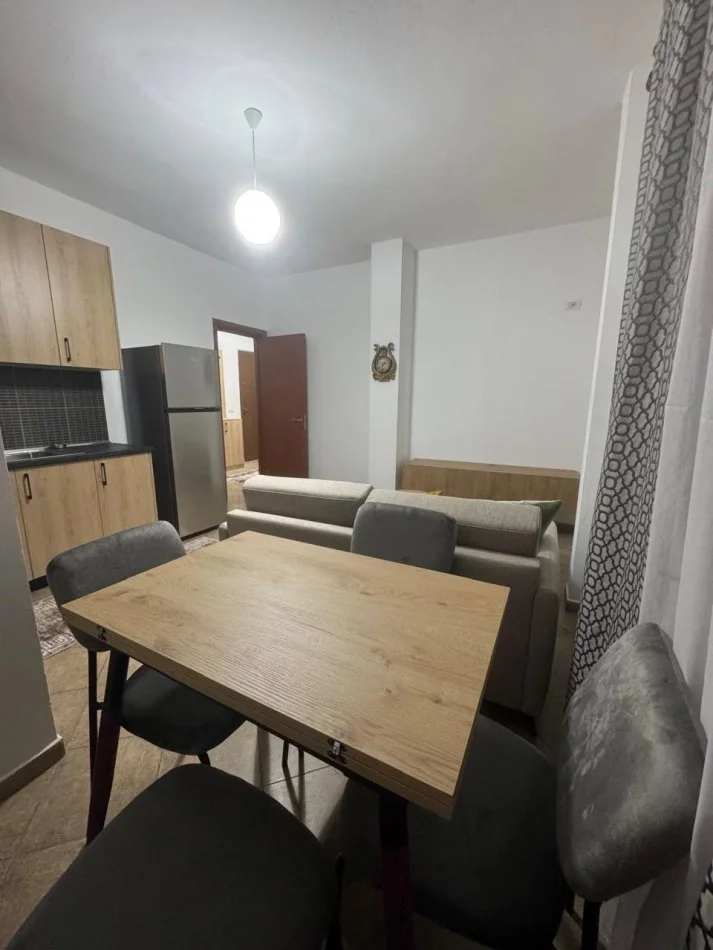 Tirane, jepet me qera apartament 1+1 , 60 m² 500 € (Komuna Parisit)