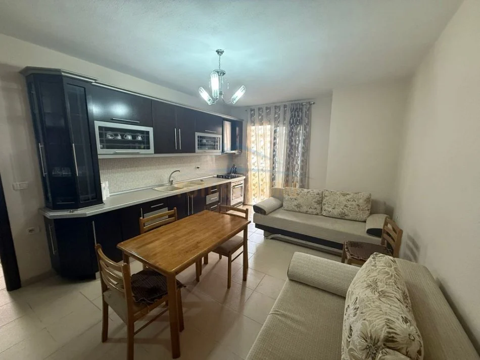 Pogradec, jepet me qera apartament 2+1+Ballkon Kati 3, 99 m² 400 € (Rruga Sul Starovari)