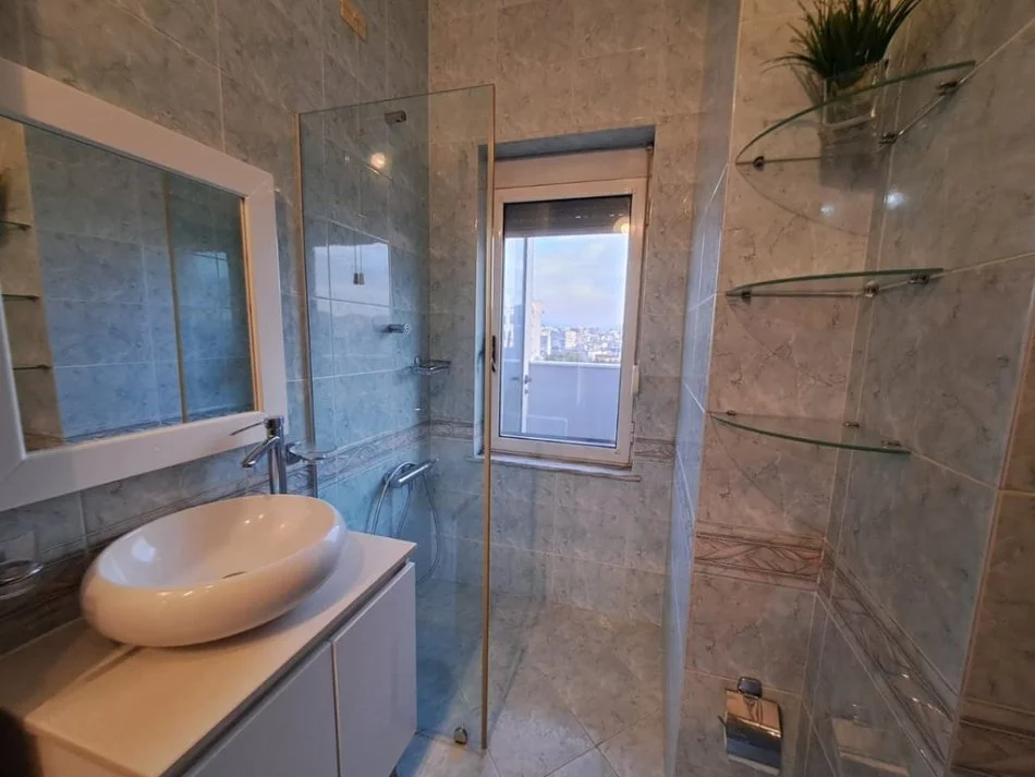 Qera, Apartament 2+1+2, Pazari i Ri, sheshi Avni Rustemi.