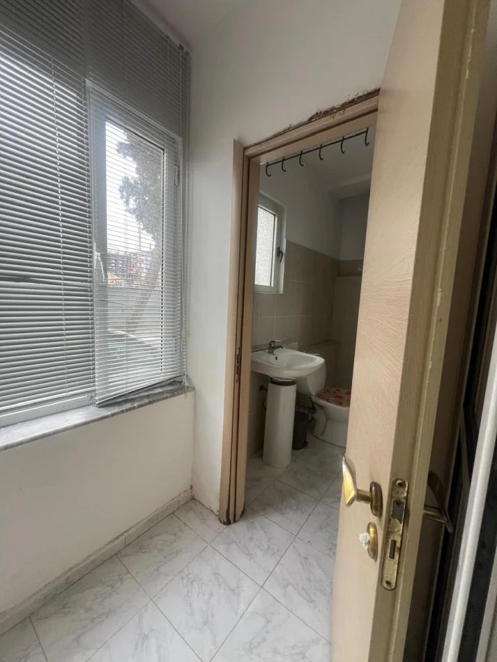 Tirane, jepet me qera apartament 1+1 Kati 1, 60 m² 400 € (Rruga Artan Lenja)