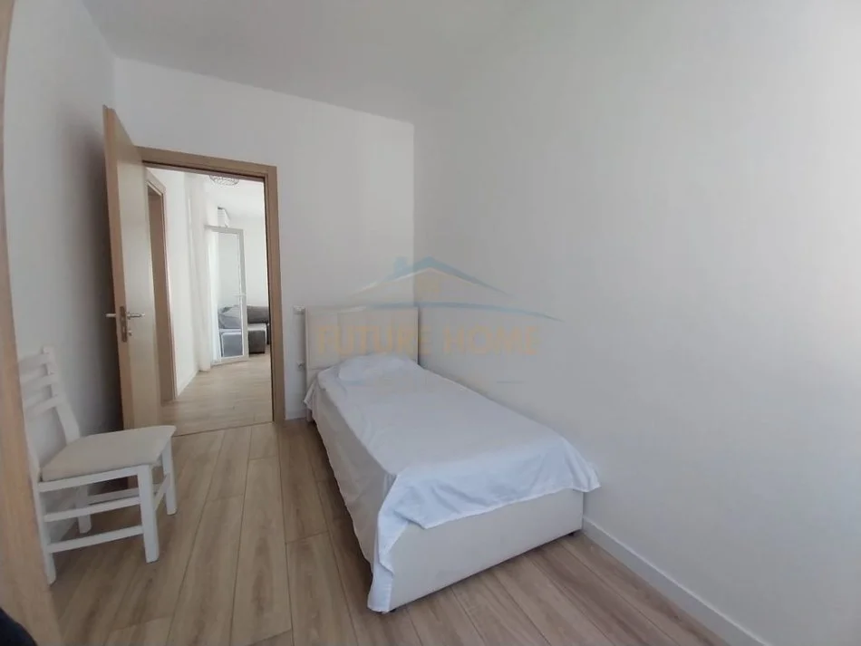 Tirane, jepet me qera apartament 2+1+Ballkon Kati 3, 88 m² 700 € (88)