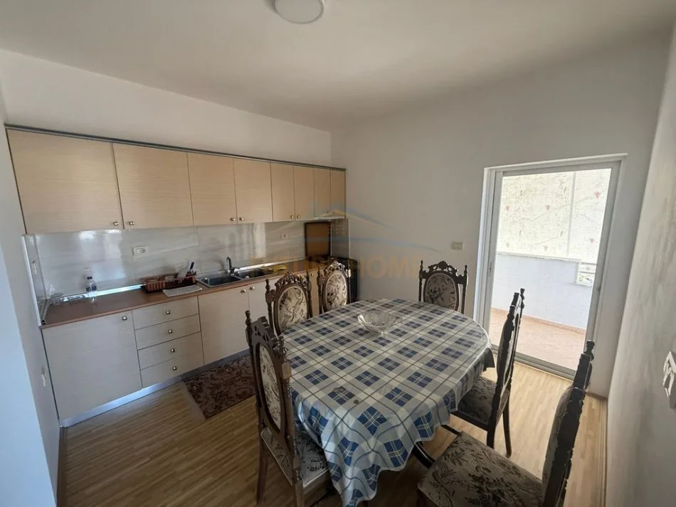 Pogradec, jepet me qera shtepi 2+1+Aneks+Ballkon Kati 4, 400 € (Rruga Sulo Starovari)