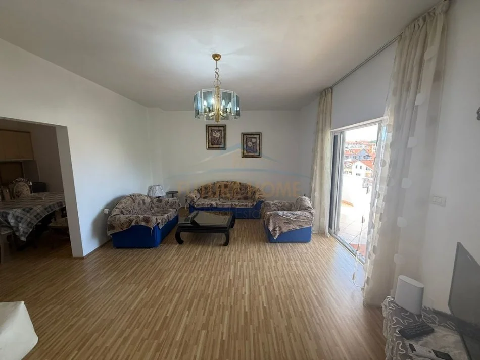 Pogradec, jepet me qera shtepi 2+1+Aneks+Ballkon Kati 4, 400 € (Rruga Sulo Starovari)