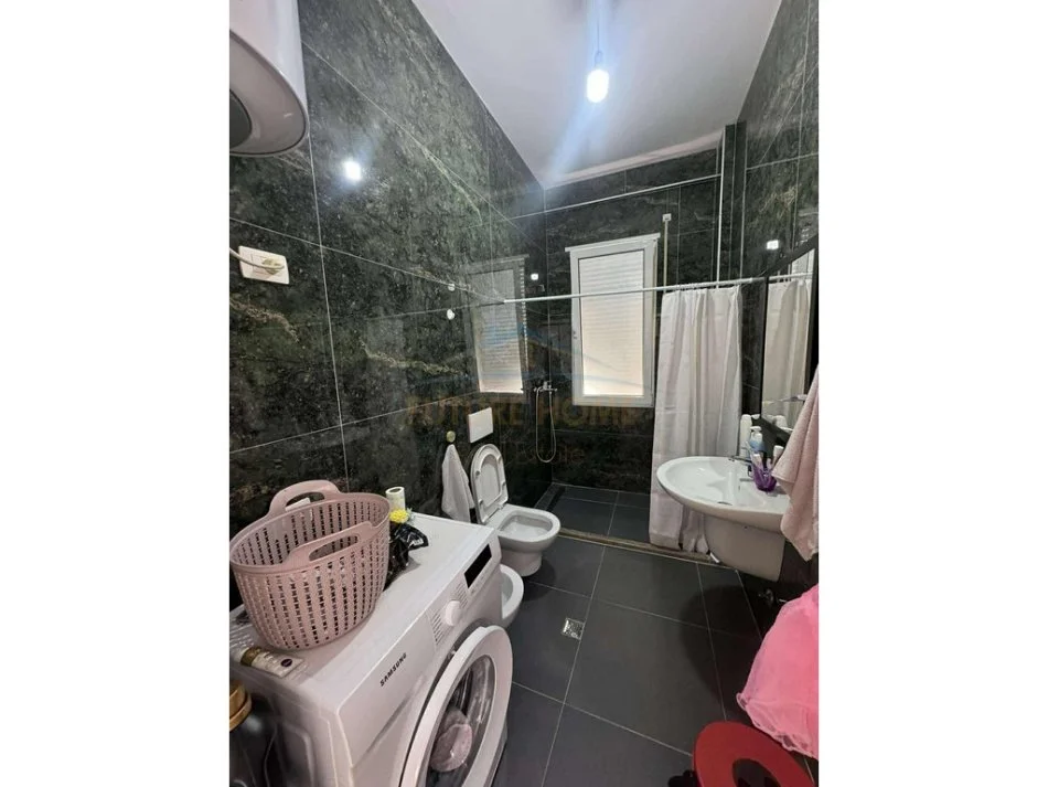 Tirane, jepet me qera apartament 1+1+Ballkon Kati 8, 71 m² 450 € (Kompleksi Sima Com)