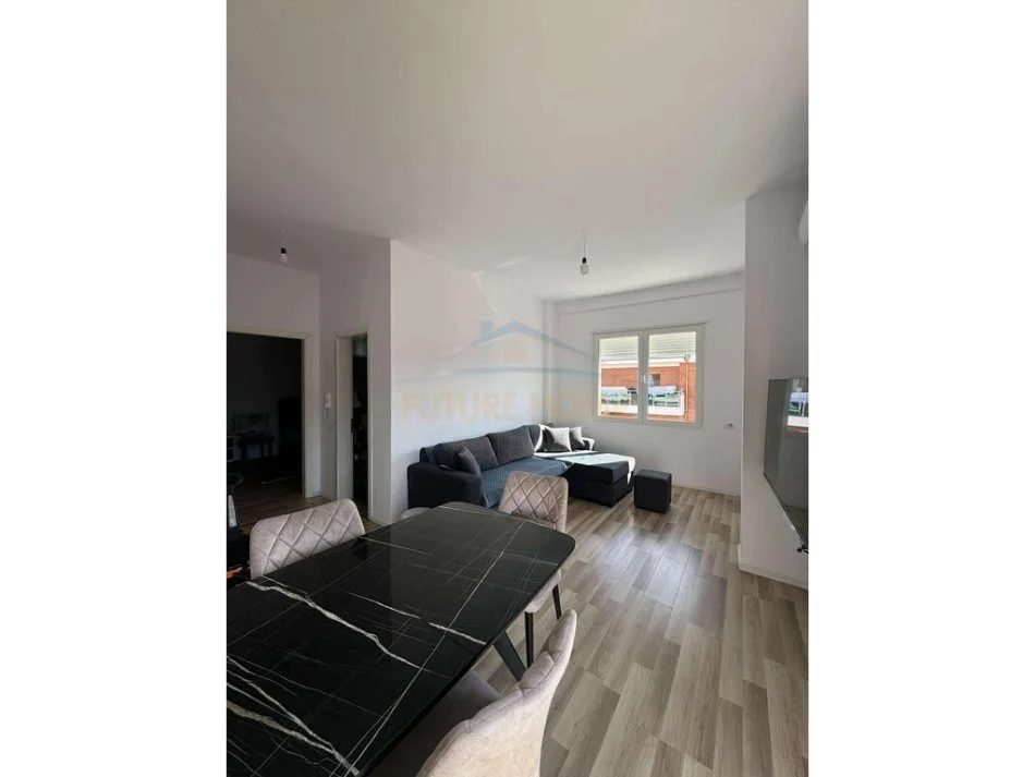 Tirane, jepet me qera apartament 1+1+Ballkon Kati 8, 71 m² 450 € (Kompleksi Sima Com)