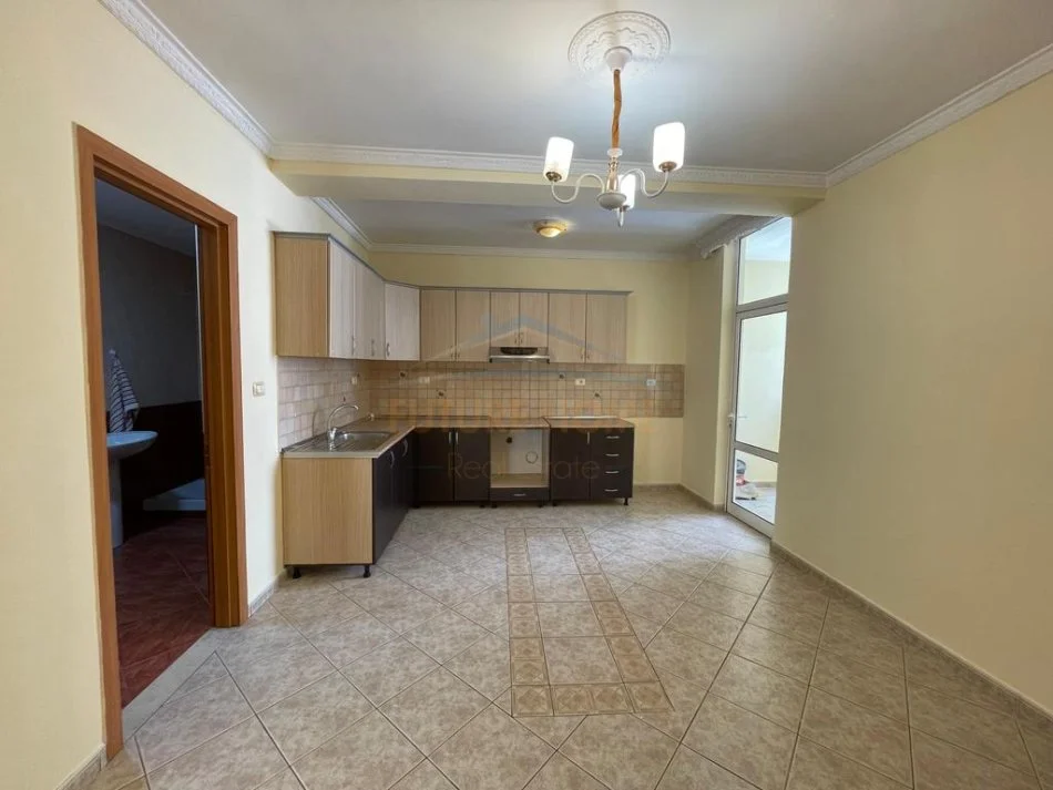 Tirane, shitet apartament 2+1+Ballkon Kati 3, 113 m² 250.000 € (medar shtylla)