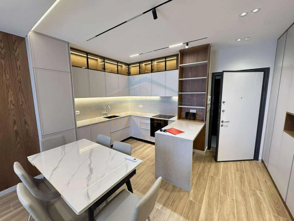 Tirane, jap me qera apartament 1+1+2 Poste Parkimi  Kati 2, 74 m² 650 € (Kompleksi jolla)  UNA56746