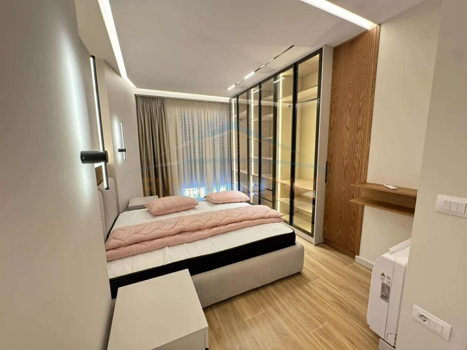 Tirane, jap me qera apartament 1+1+2 Poste Parkimi  Kati 2, 74 m² 650 € (Kompleksi jolla)  UNA56746