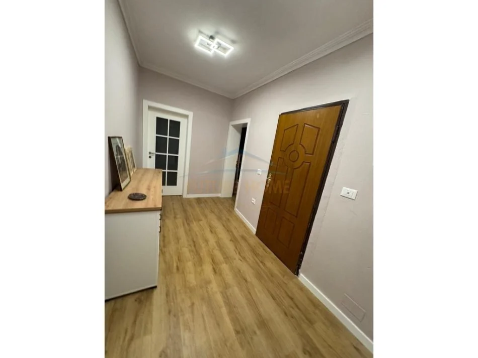 Tirane, jepet me qera apartament 2+1 Kati 3, 85 m² 500 € 