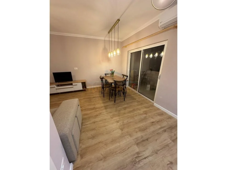 Tirane, jepet me qera apartament 2+1 Kati 3, 85 m² 500 € 