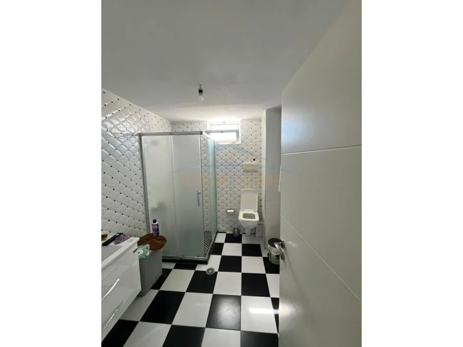 Durres, jepet me qera shtepi 2+1+Ballkon Kati 2, 159 m² 350 € (Lagjia 18, Durrës)