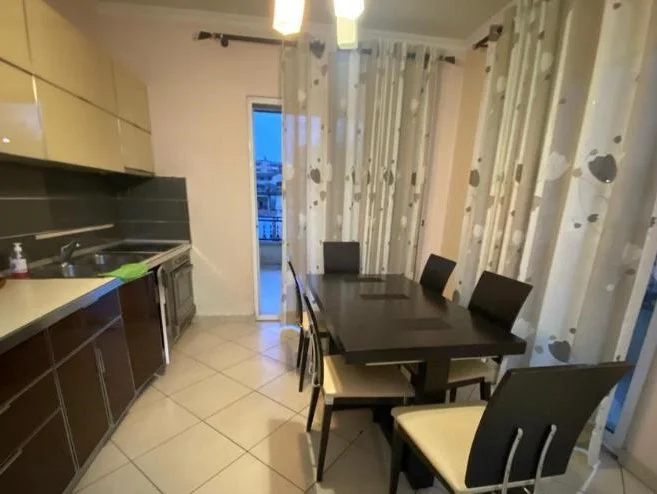 Tirane, jepet me qera apartament 3+1+Ballkon Kati 2, 152 m² 600 € (afer Shkolles Marin Barleti)